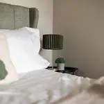 Апартаменти Apartment, Walk Everywhere , Views *