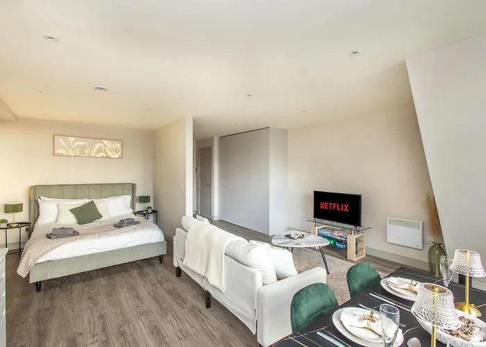 Apartment, Walk Everywhere , Views *